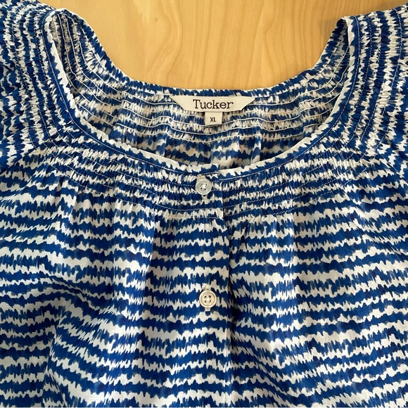 Tucker Silk Blend Women’s Blouse Size XL Blue White Blurred Stripes Pearl Button - Picture 5 of 10